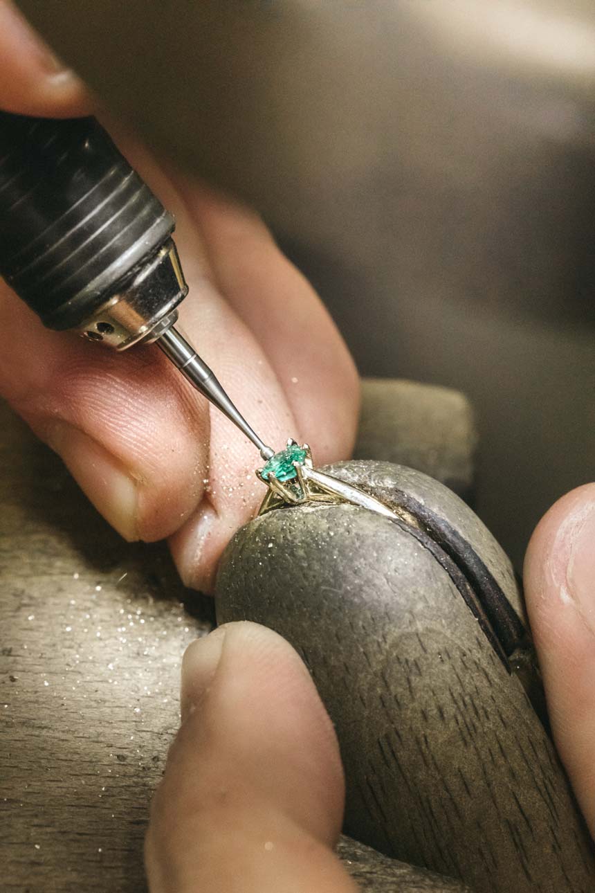 Choisir sa bague de fiançailles solitaires made in France