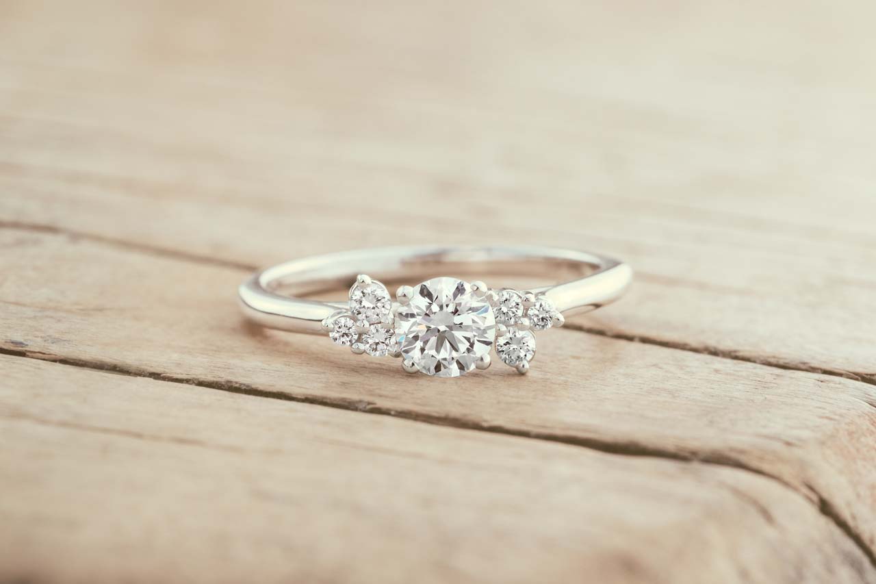 Choose an engagement ring three-stone solitaires