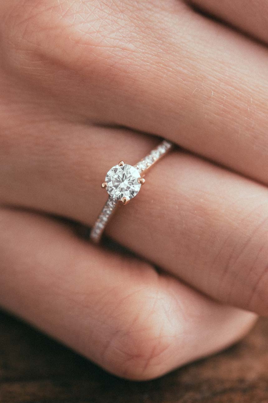 Choose an engagement ring pavé solitaires