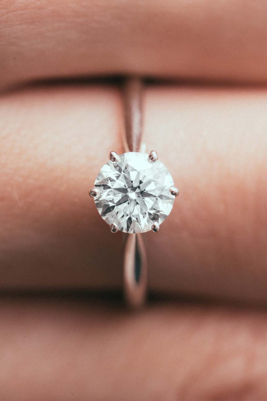 Choisir sa bague de fiançailles solitaires