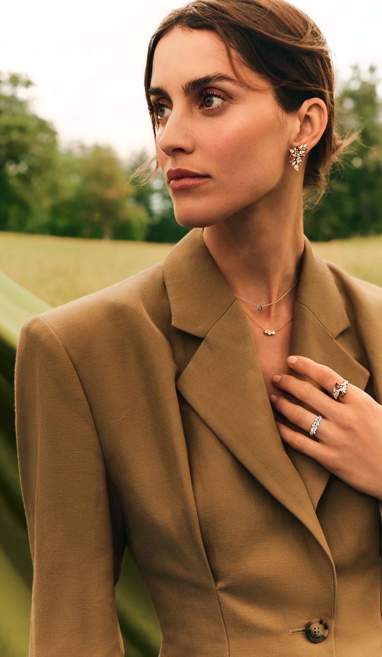 Femme portant les créations fabriquées en France Gemmyo de la collection EverBloom et se promenant dans un écrin de verdure.