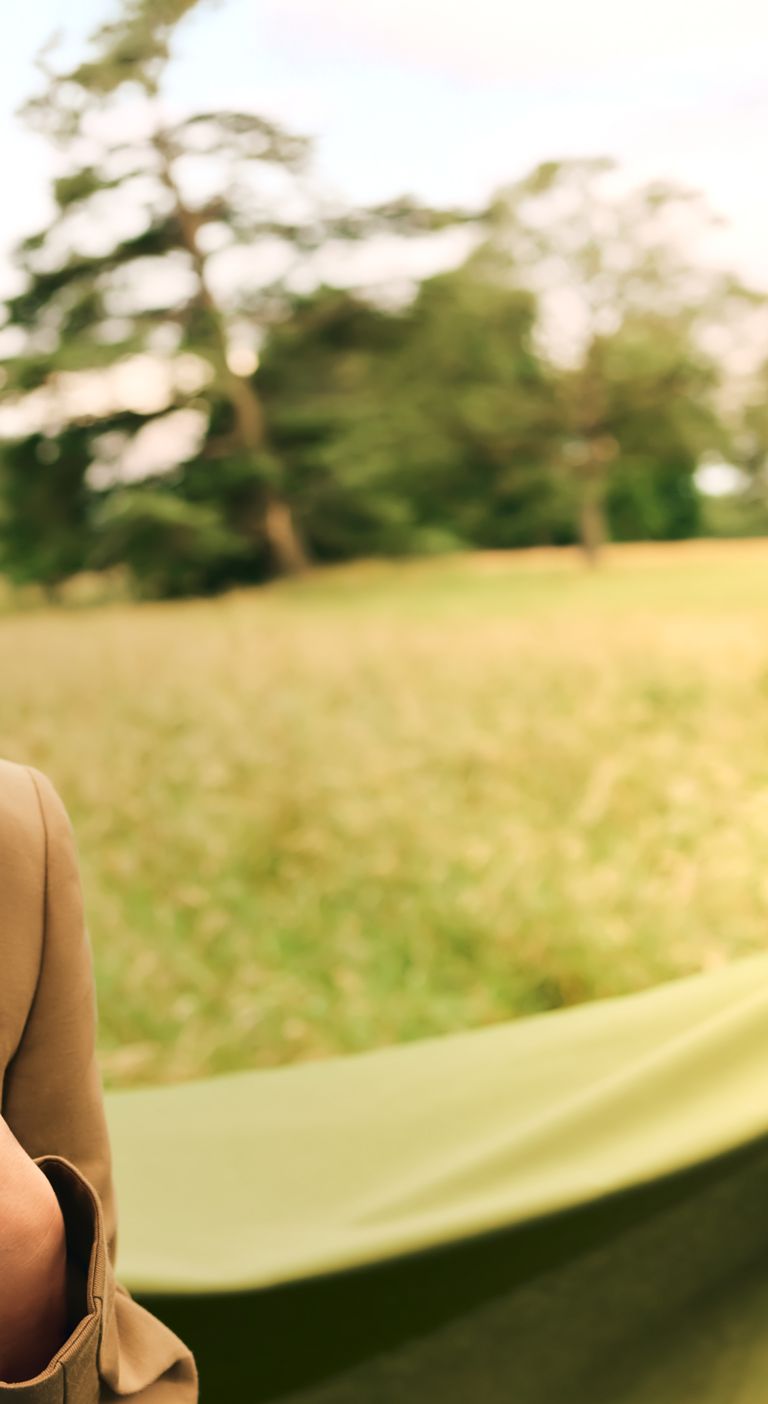 Femme portant les créations fabriquées en France Gemmyo de la collection EverBloom et se promenant dans un écrin de verdure.