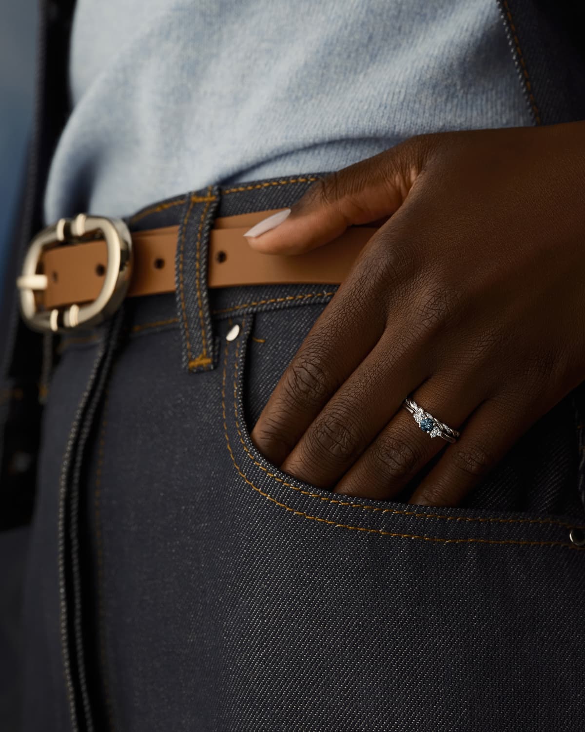 Accumulation ring Baby EverBloom in blue-grey sapphire and white gold with the Capucine ring in white gold pavé