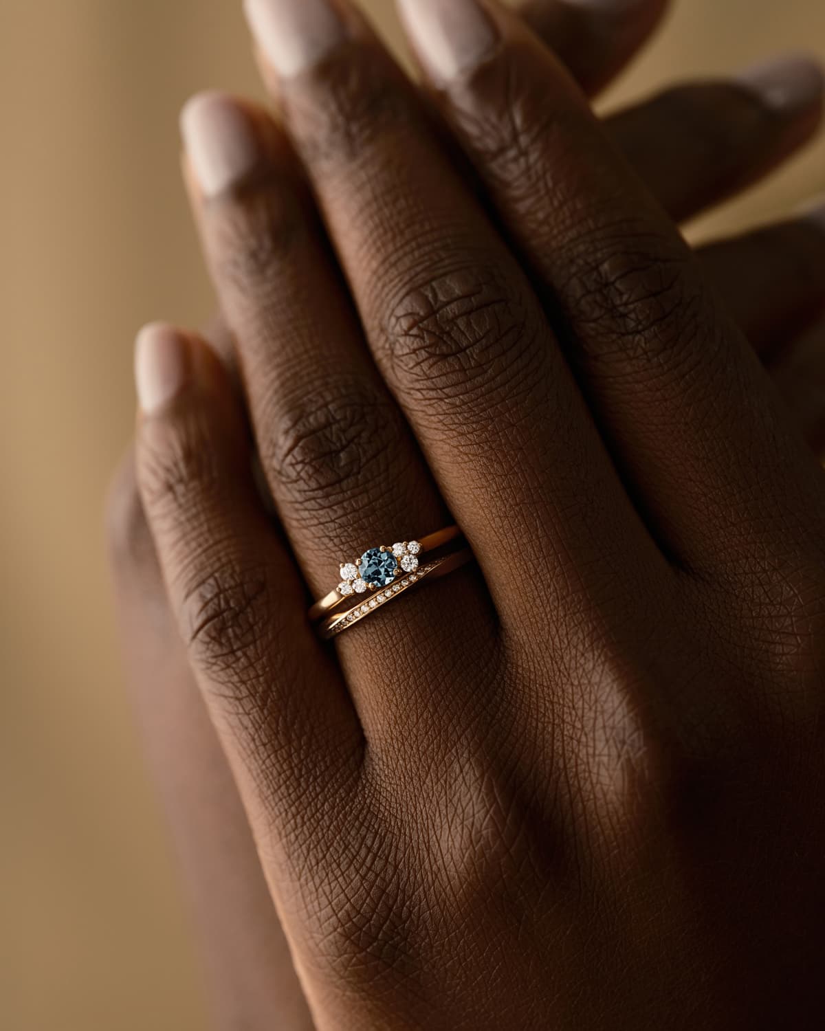 Bague Baby EverBloom en saphir bleu gris et or rose portée avec la bague Mathurins Pavée en or rose