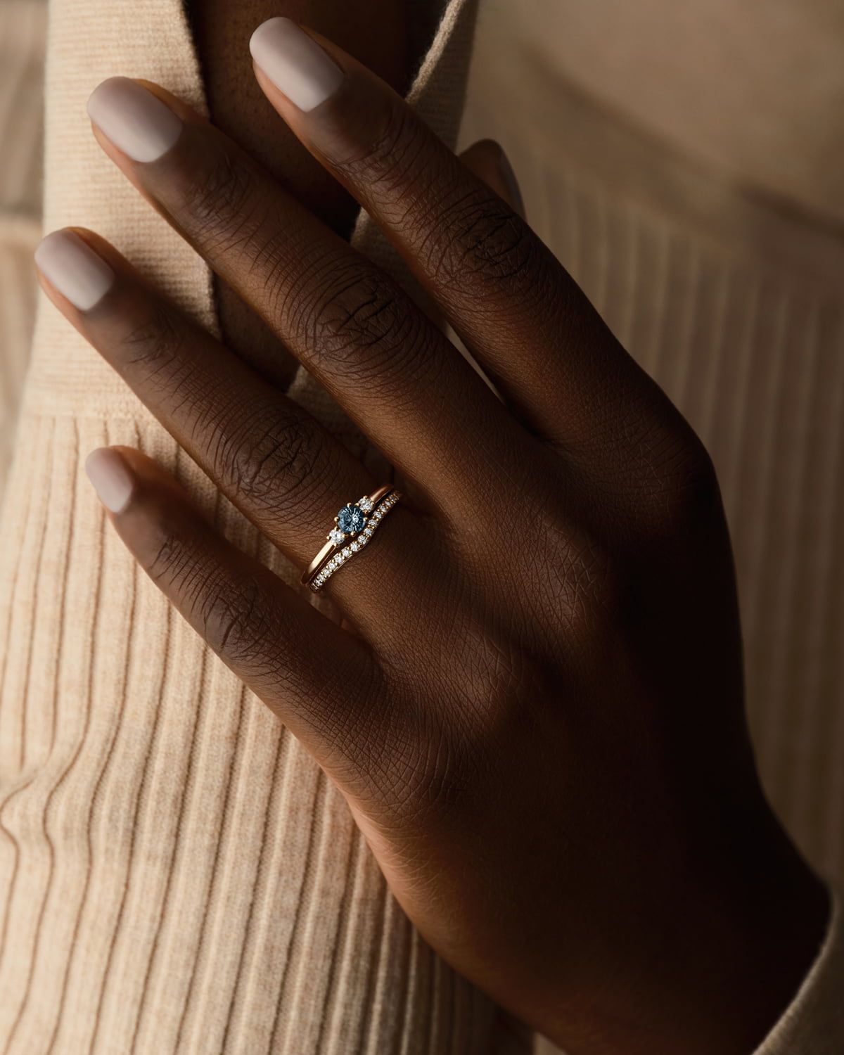 Baby Lady Duo-Ring aus graublauem Saphir und Roségold, getragen mit dem Faubourg Courbée-Ring aus Roségold