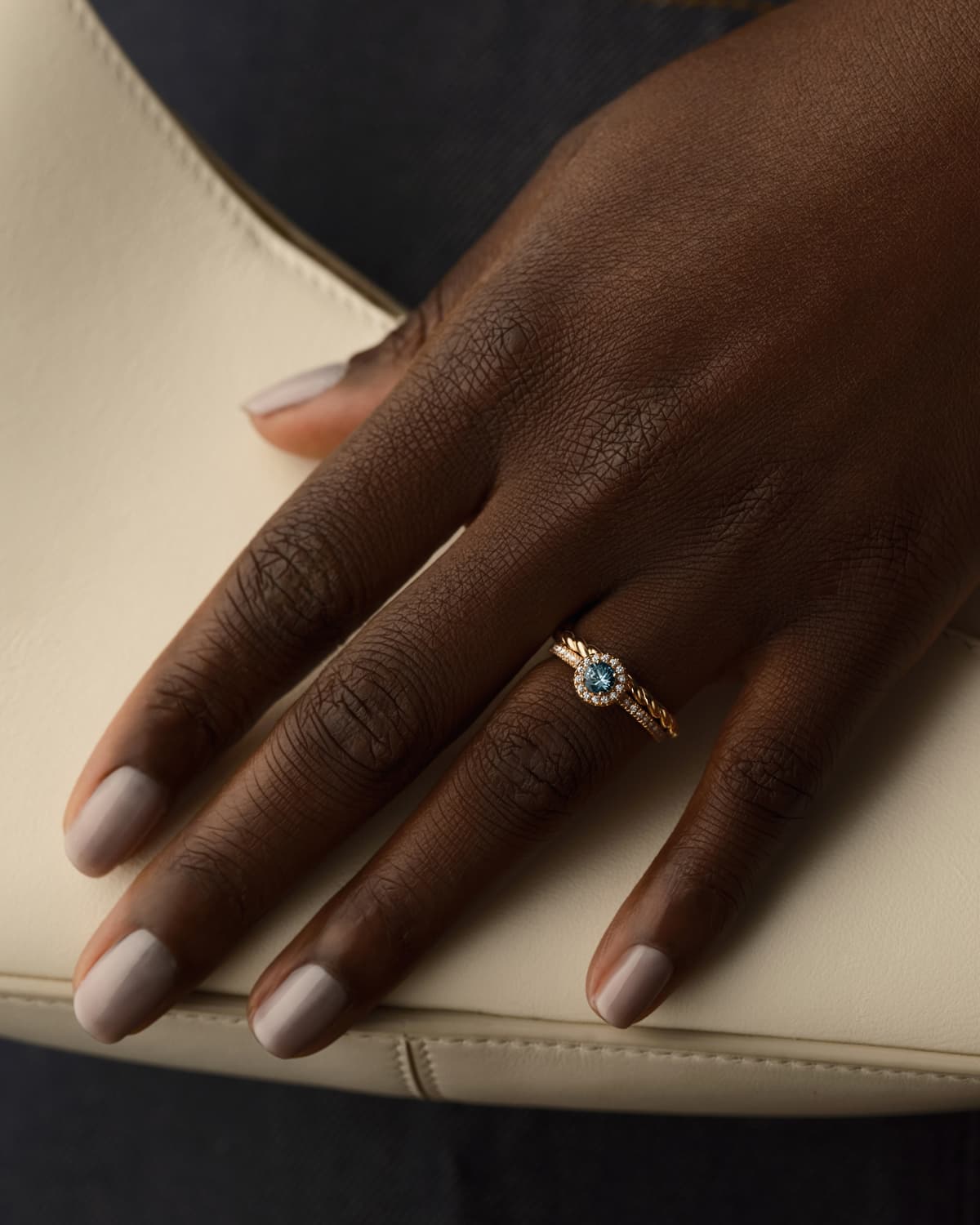 Bague Rétromantique S Pavée en saphir bleu gris et or rose portée avec une Capucine pavée en or rose