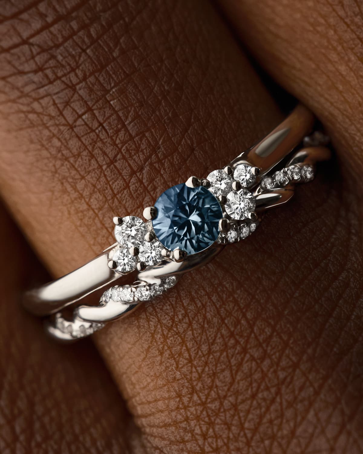 Accumulation ring Baby EverBloom in blue-grey sapphire and white gold with the Capucine ring in white gold pavé