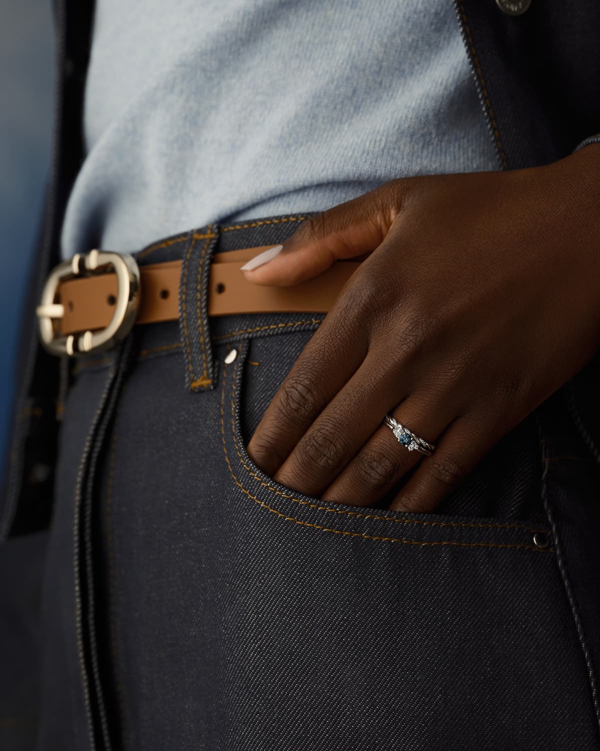 Bague BabyEverbloom en saphir bleu gris et or blanc portée
