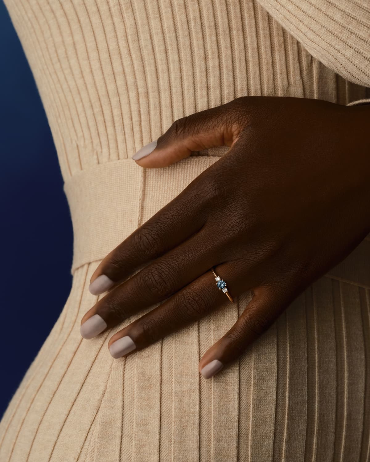 Bague Baby Lady Duo en saphir bleu gris et or rose portée
