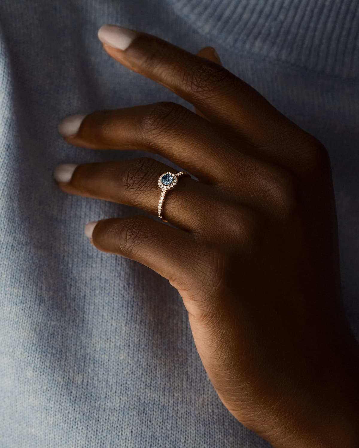 Bague Rétromantique S Pavée en saphir bleu gris et or rose portée
