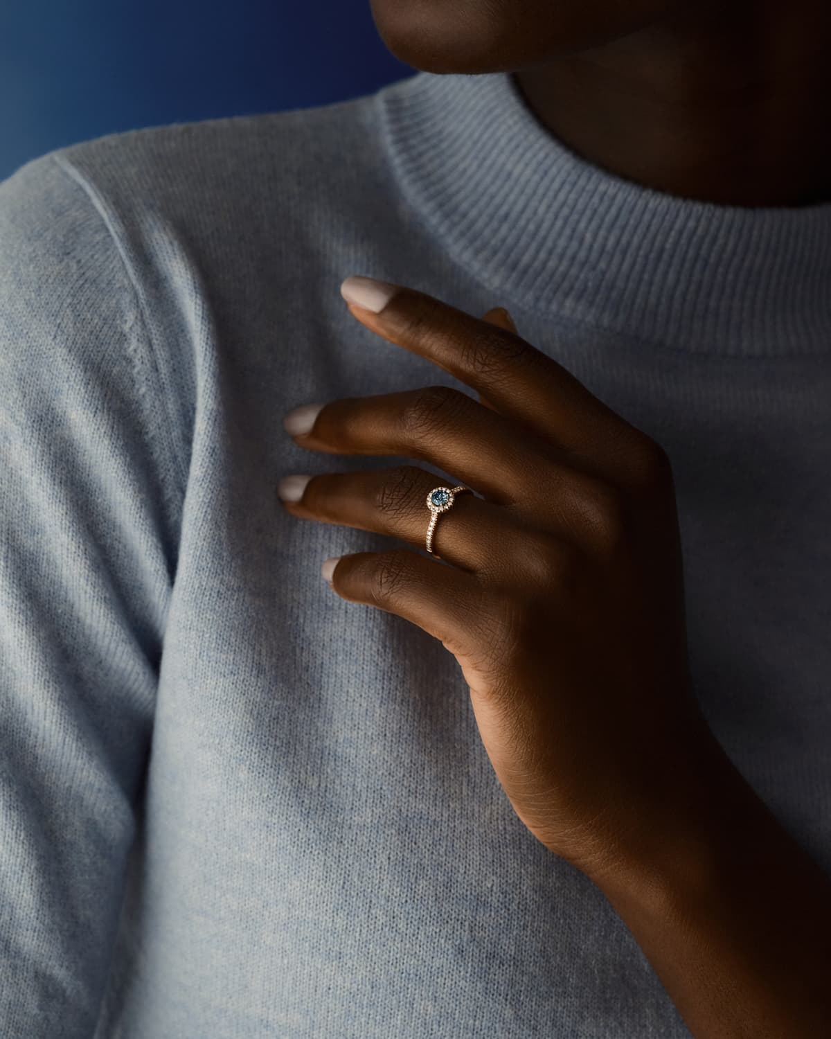 Bague Rétromantique S Pavée en saphir bleu gris et or rose portée