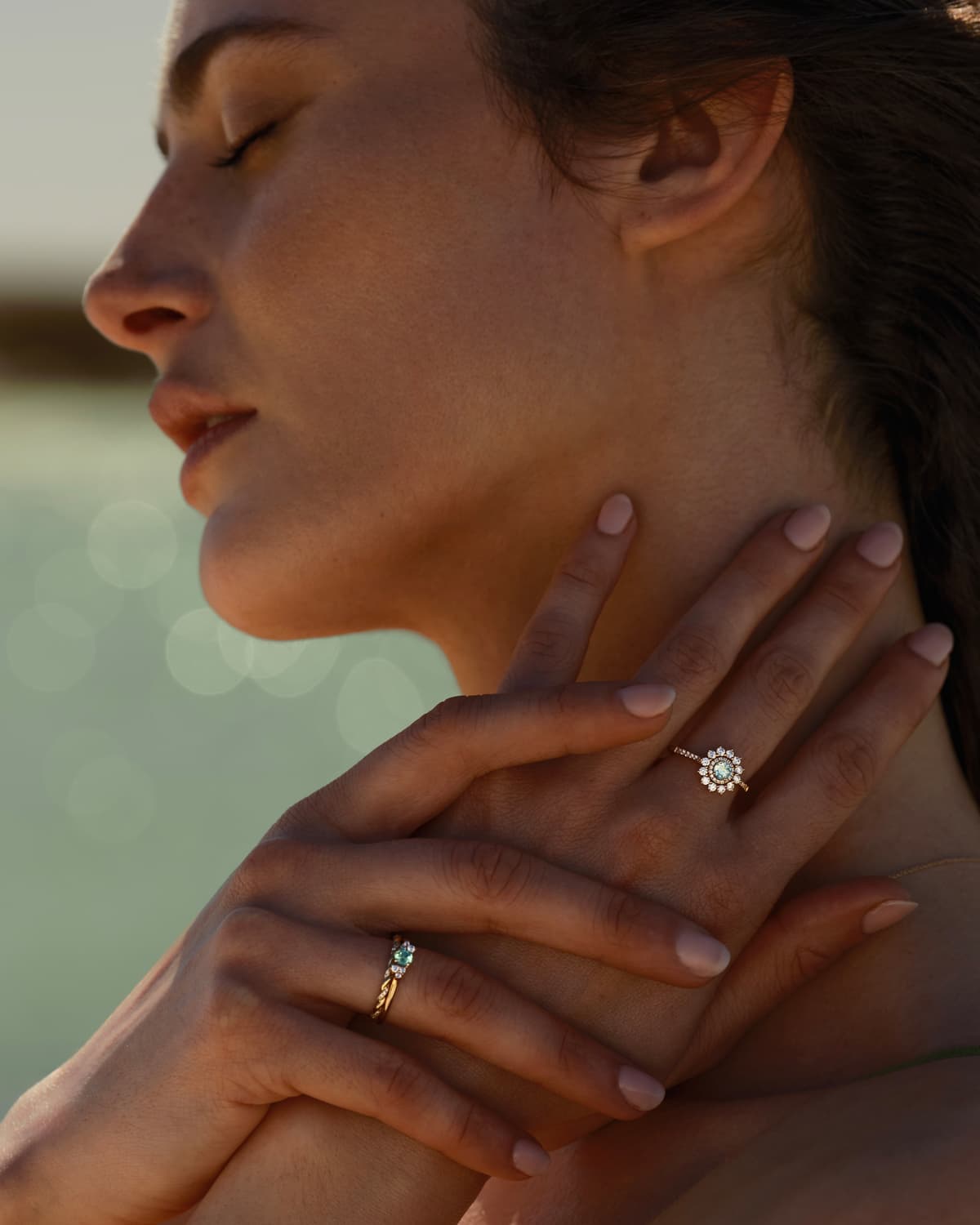Model trägt den 4 mm Lefkos Ring mit Pavee aus Roségold und Turmalin Mint, den Capucine Ring mit Pavee aus Roségold und Diamanten und den Baby EverBloom Ring aus Roségold und Turmalin Mint.
