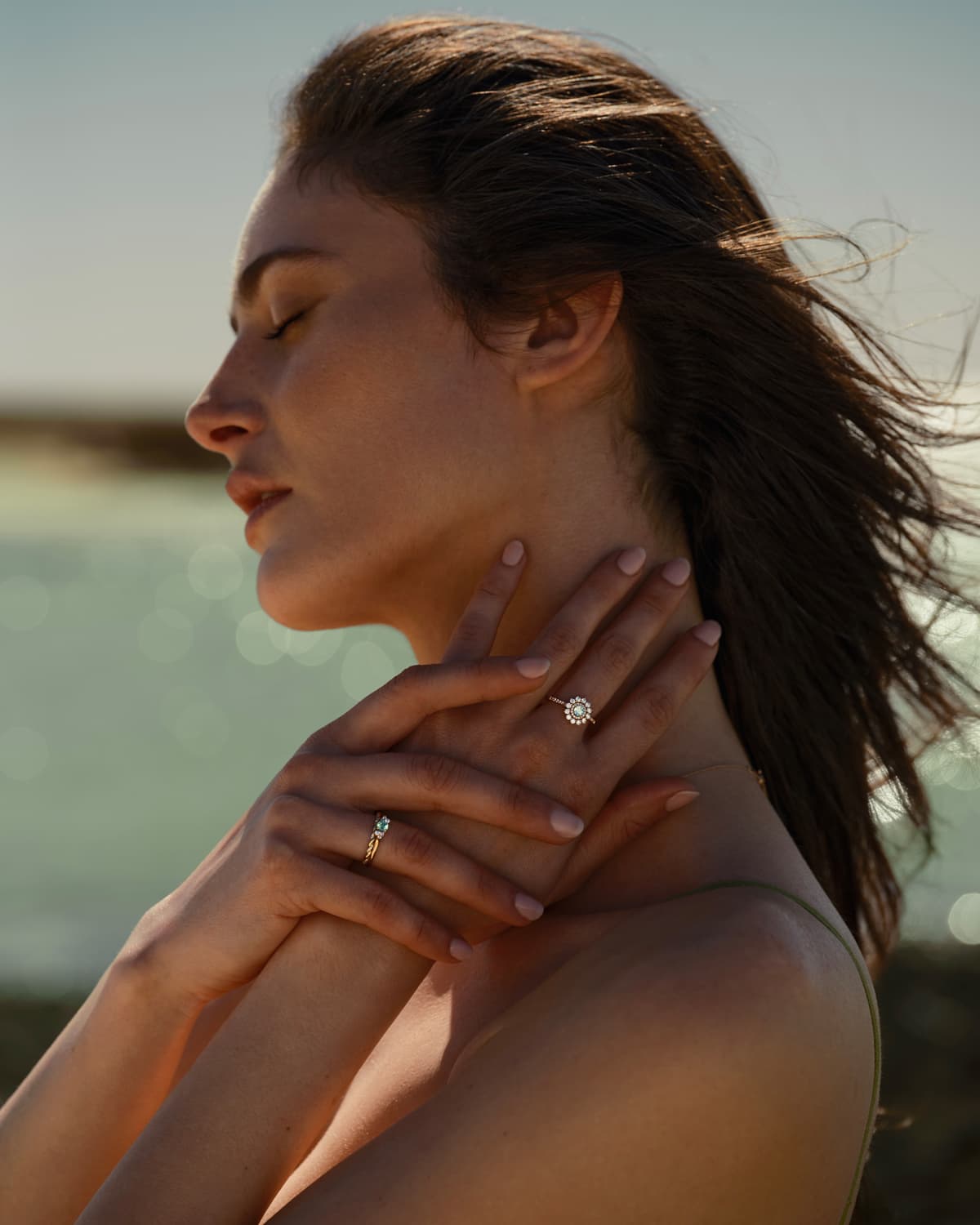 Model trägt den 4 mm Lefkos Ring mit Pavee aus Roségold und Turmalin Mint, den Capucine Ring mit Pavee aus Roségold und Diamanten und den Baby EverBloom Ring aus Roségold und Turmalin Mint.