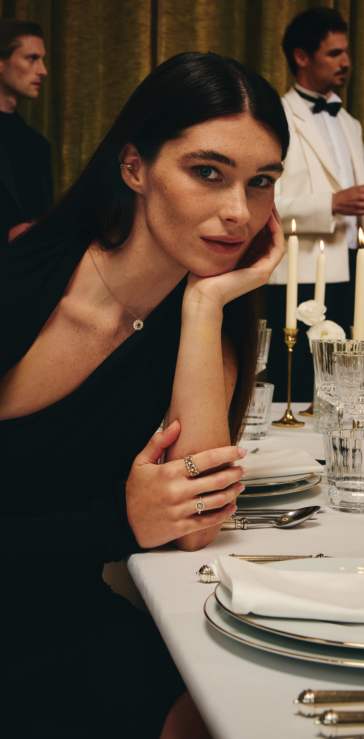 Jeune femme parée de bijoux intemporels et de pièces iconiques de la Maison Gemmyo pour Noël.