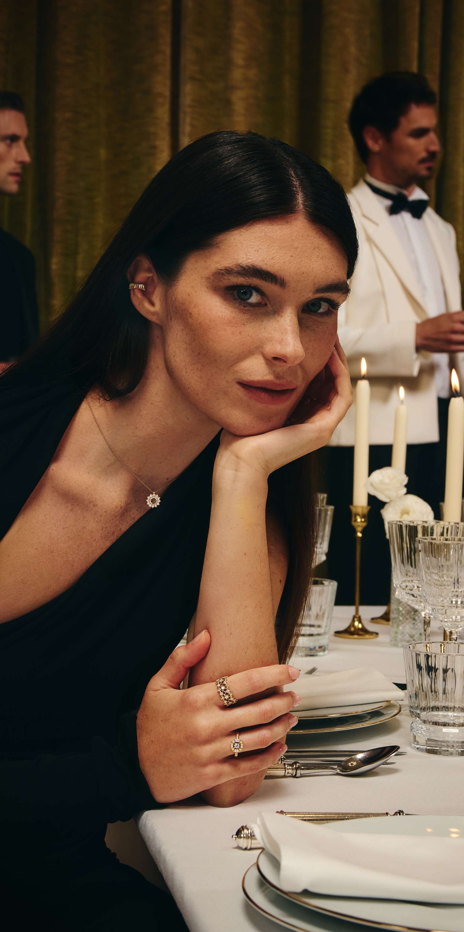 Jeune femme arborant des bijoux de joaillerie en or et diamants Gemmyo dans une atmosphère de fêtes.