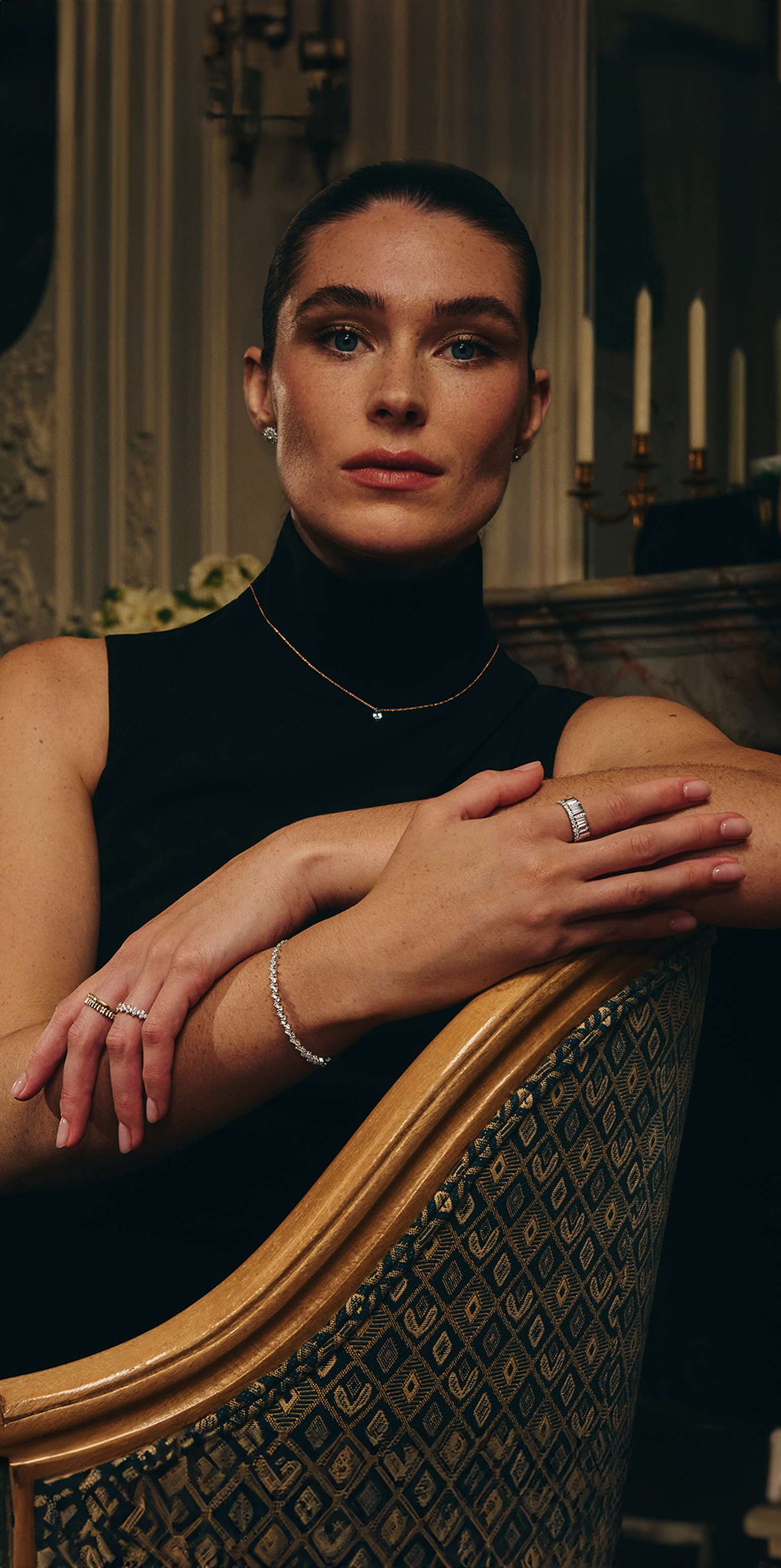 Jeune femme arborant des bijoux de joaillerie en or et diamants Gemmyo dans une atmosphère de fêtes.