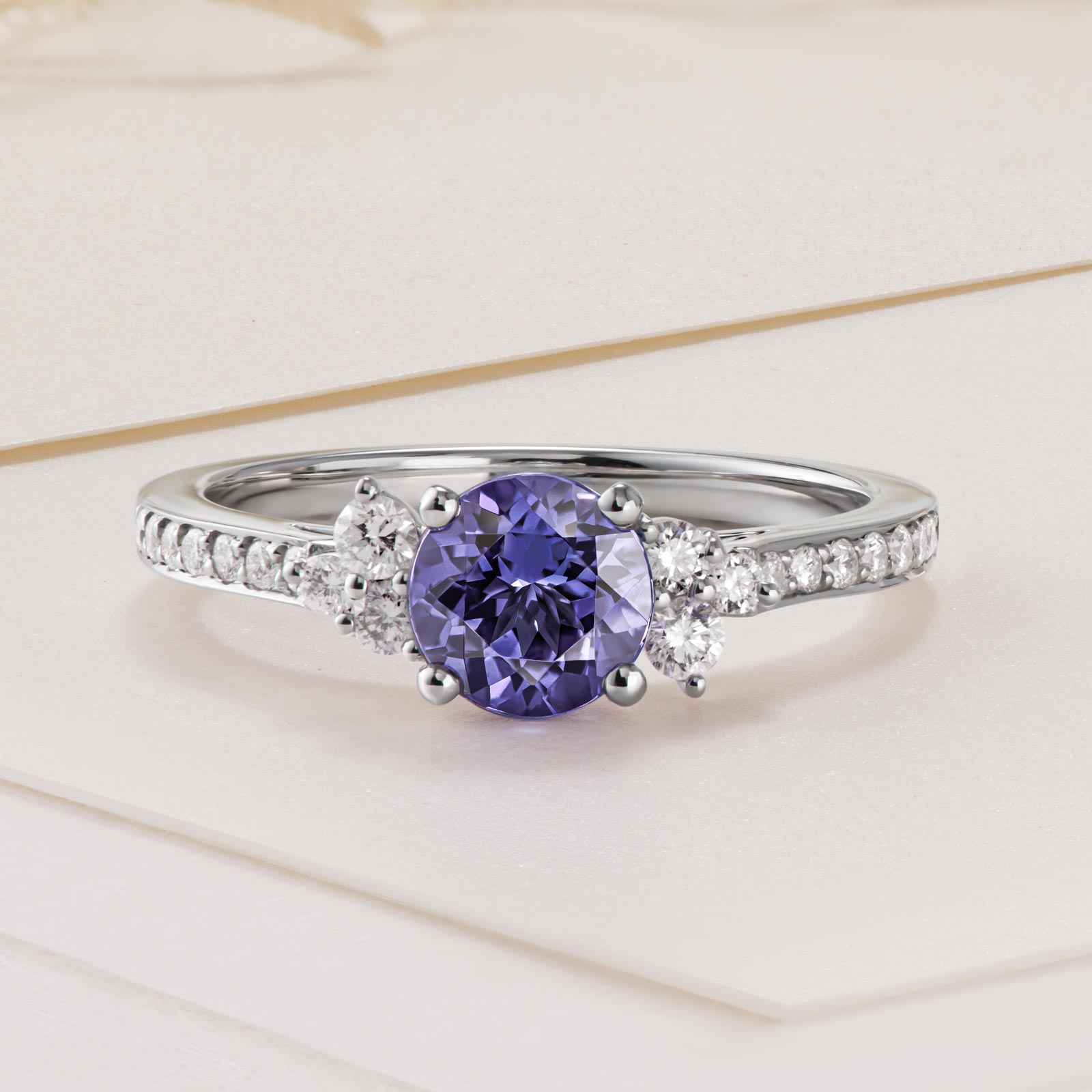 Bague Or blanc Tanzanite et diamants Baby EverBloom 6 mm Pavée 3